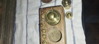 Balanza de platillos y juego de pesas