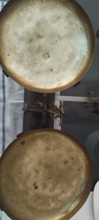 Balanza de platillos y juego de pesas