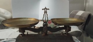 Balanza de platillos y juego de pesas