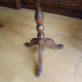 Mesita velador de madera con diseño