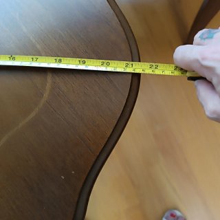 Mesita velador de madera con diseño