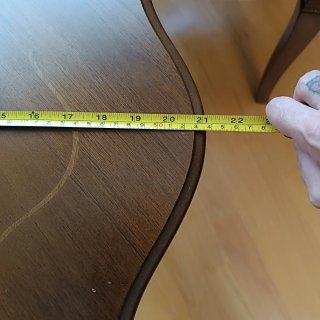 Mesita velador de madera con diseño