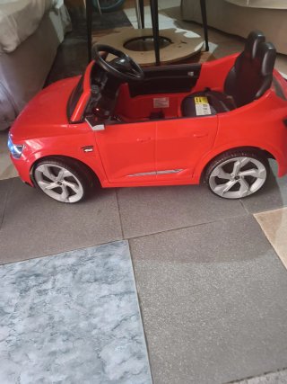 Coche eléctrico infantil Audi rojo