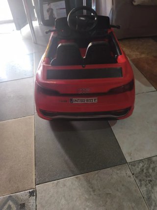 Coche eléctrico infantil Audi rojo