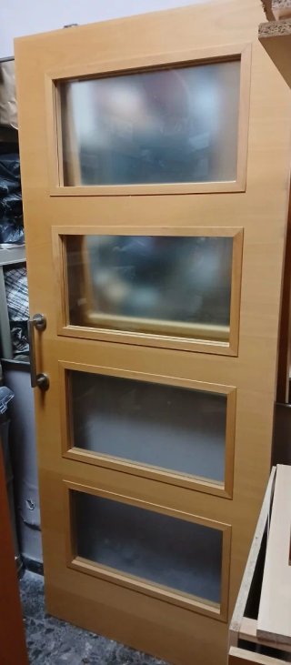 Puerta corredera de madera con 4 cristales