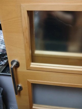 Puerta corredera de madera con 4 cristales