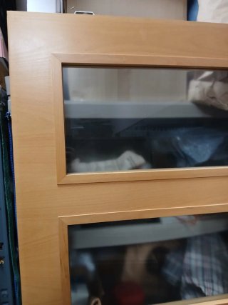 Puerta corredera de madera con 4 cristales