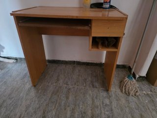 Escritorio de madera marrón