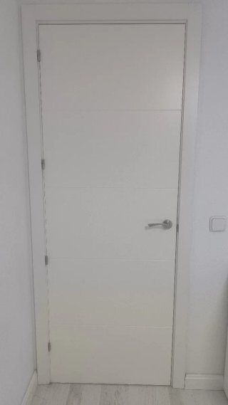 Puerta blanca lacada