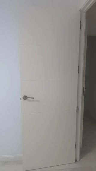Puerta blanca lacada