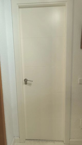 Puerta blanca lacada