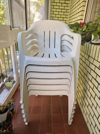 Conjunto mesa plegable + 6 sillas de plástico.