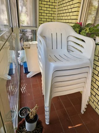 Conjunto mesa plegable + 6 sillas de plástico.