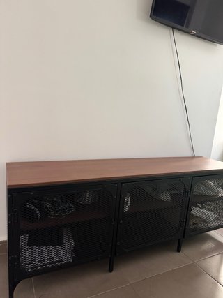 Mueble TV madera y metal negro IKEA