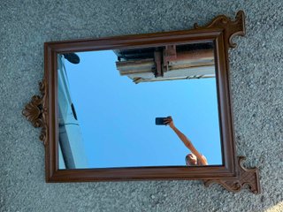 Specchio con cornice in legno intagliato