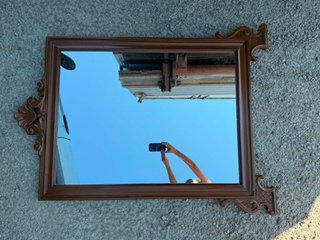 Specchio con cornice in legno intagliato