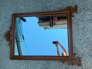 Specchio con cornice in legno intagliato