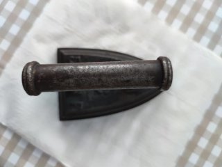 Plancha antigua de hierro maciza -Marca U.C. 5 F