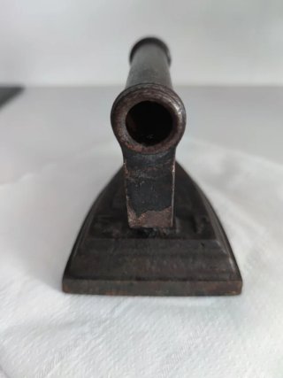 Plancha antigua de hierro maciza -Marca U.C. 5 F