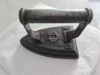 Plancha antigua de hierro maciza -Marca U.C. 5 F
