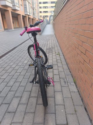 Bicicleta infantil rosa y negra