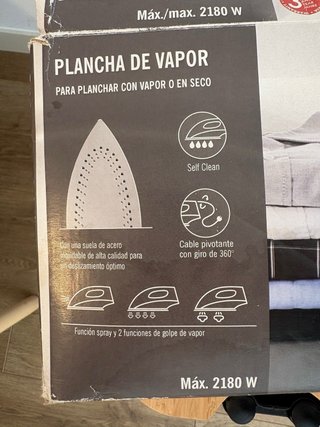 Plancha de ropa negra y blanca
