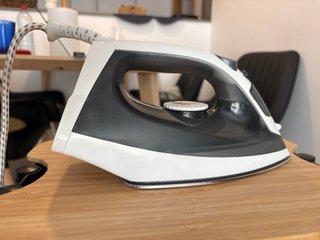 Plancha de ropa + cubo para la ropa