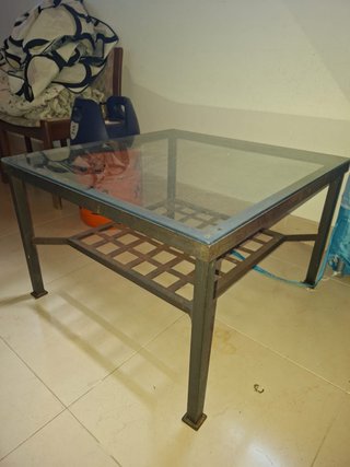 Tavolo da centro quadrato in vetro e metallo