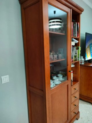 Vitrina de salón de madera y cristal.