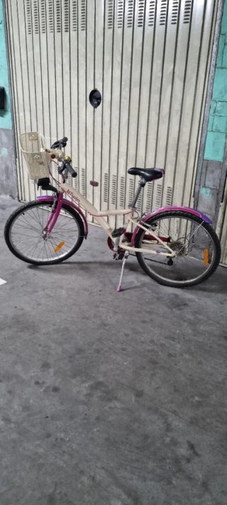 Bicicleta infantil B'Twin rosa y blanca