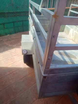 Remolque metálico con rueda de repuesto