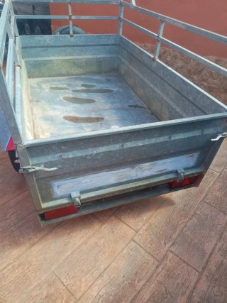 Remolque metálico con rueda de repuesto