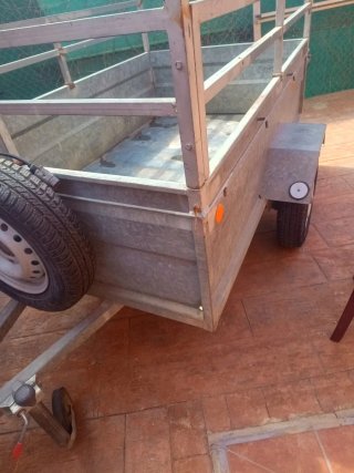 Remolque metálico con rueda de repuesto
