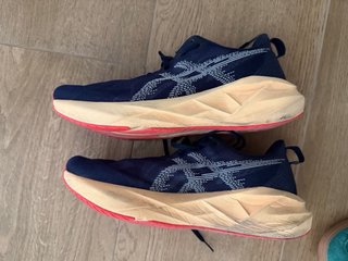 Asics Novablast 5 - Estado espectacular. Suela top