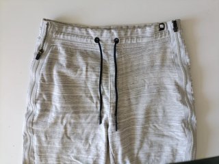 Pantaloncini grigi con zip