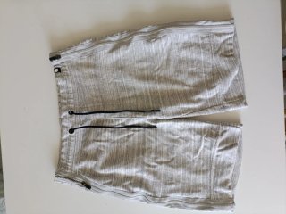Pantaloncini grigi con zip