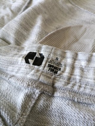 Pantaloncini grigi con zip