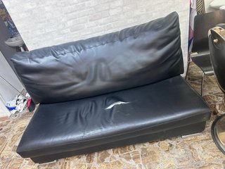 Sofá de piel negro
