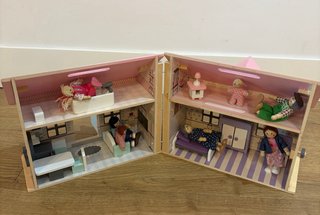 Casita de madera con muñecos y mobiliario
