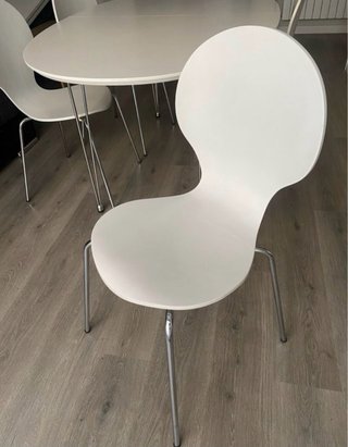 Mesa ovalada extensible y 4 sillas