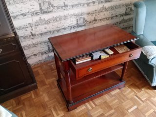Mesa de madera con cajón