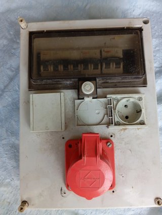 Caja Eléctrica con Interruptores y Enchufes