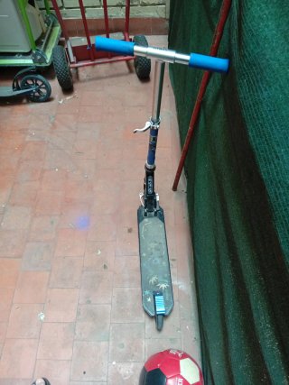 Patinete azul y plateado