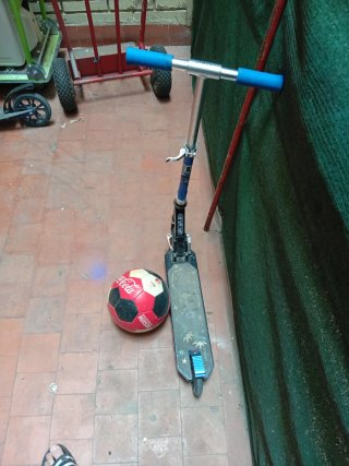 Patinete azul y plateado