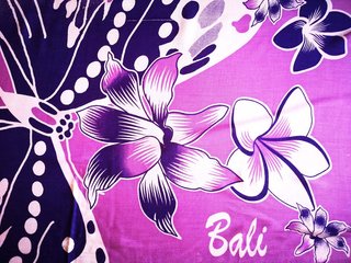 Pareo estilo balinés con flores y mariposas