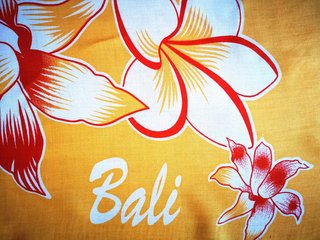 Pareo estilo balinés con flores y mariposas