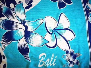 Pareo estilo balinés con flores y mariposas