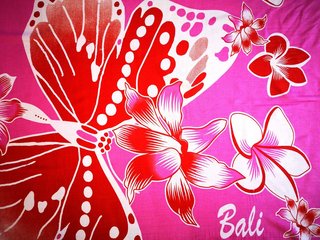 Pareo estilo balinés con flores y mariposas