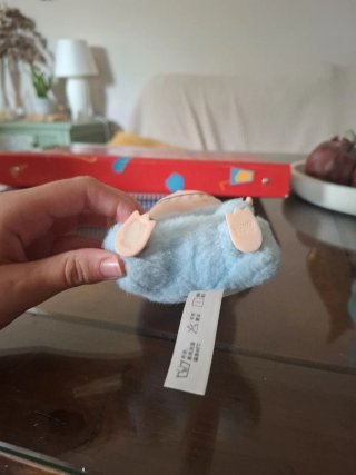 Peluche azul con orejas de conejo