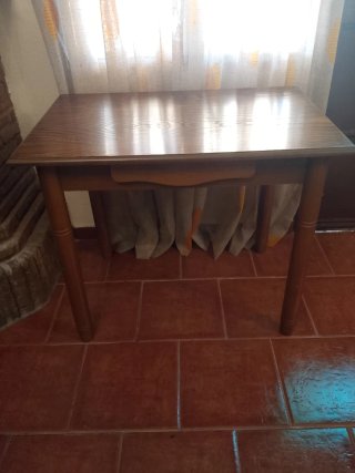 Mesa antigua de cocina de madera